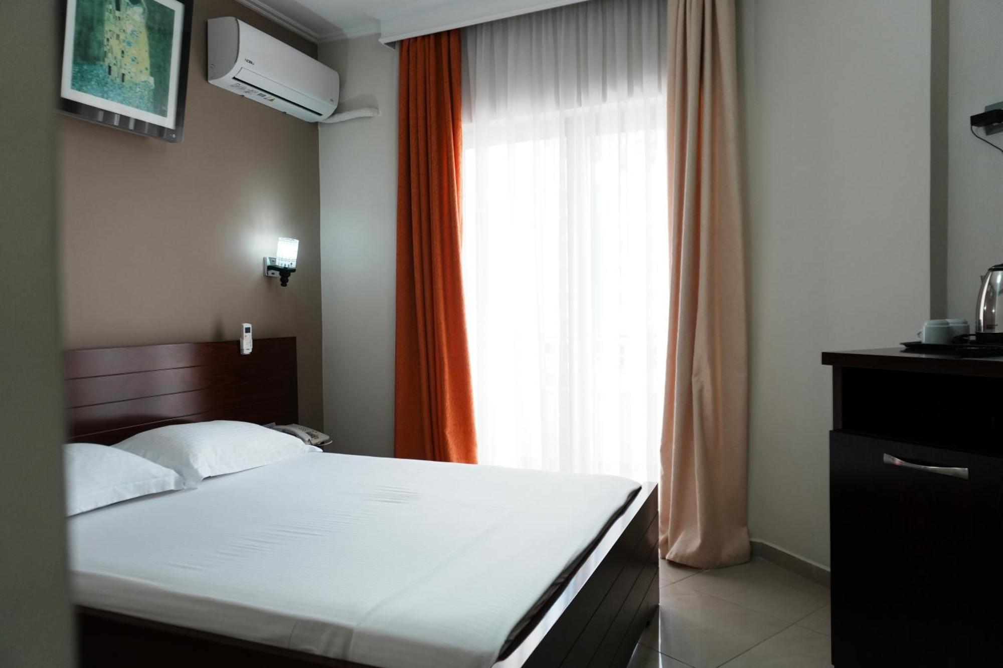 Hotel Mediterrane Sarandë Eksteriør billede