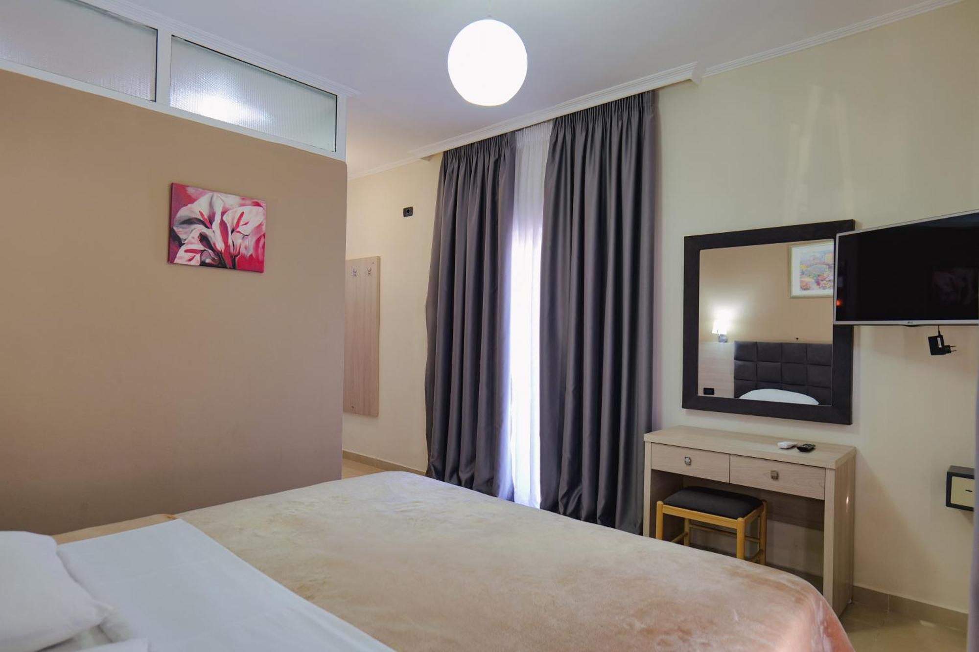 Hotel Mediterrane Sarandë Eksteriør billede